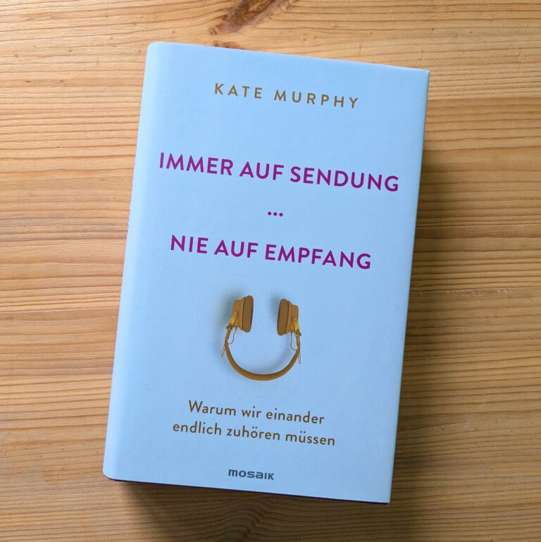 Mehr über den Artikel erfahren Buchrezension „Immer auf Sendung – nie auf Empfang“